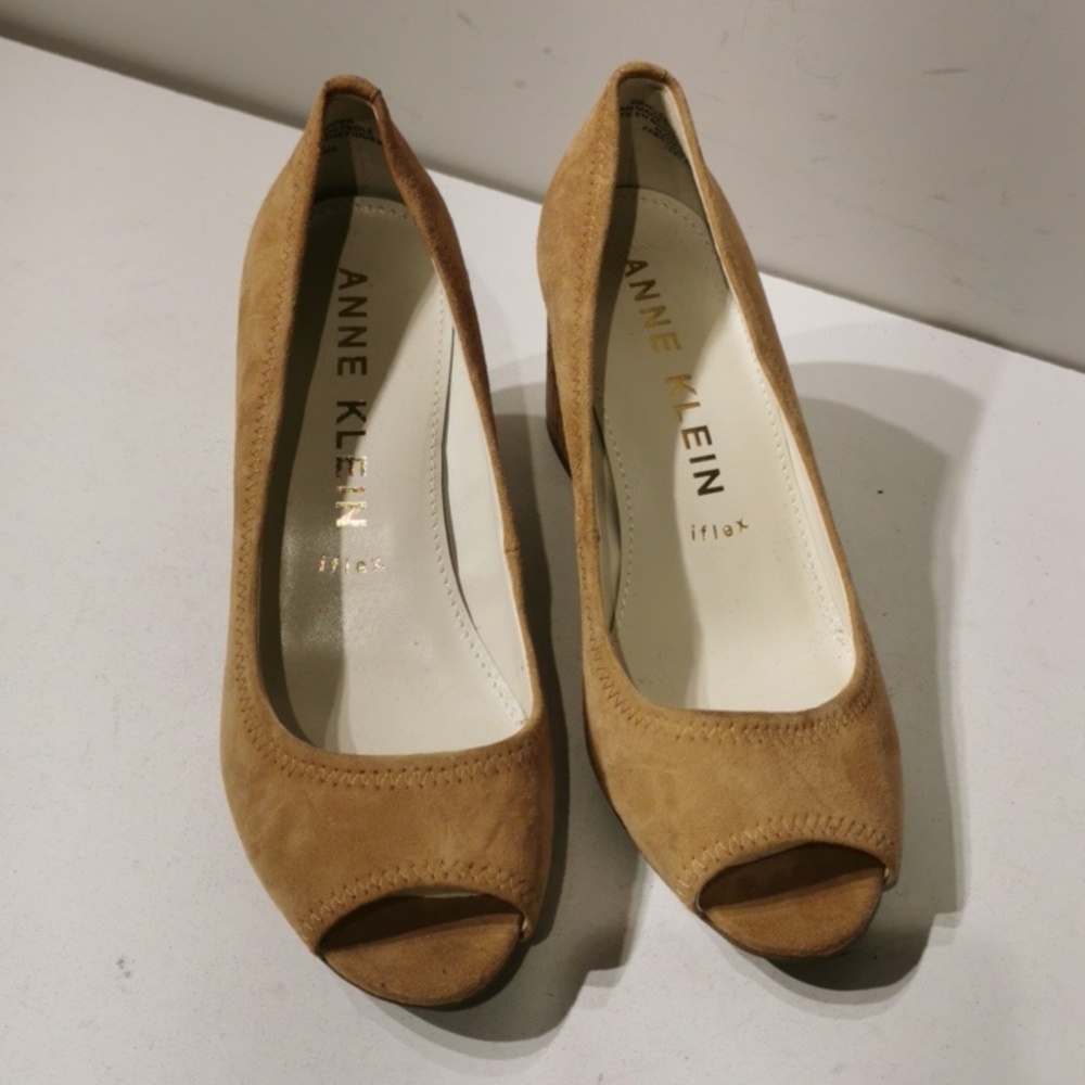 Anne Klein Women's Meredith Tan Peep Toe Suede Pump 2.5" Heels Shoes SZ 8,5